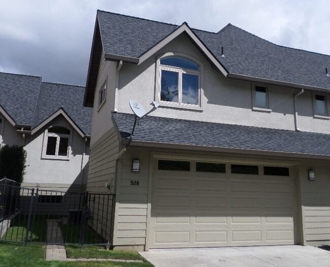 Building Photo - 528 W Nevada St