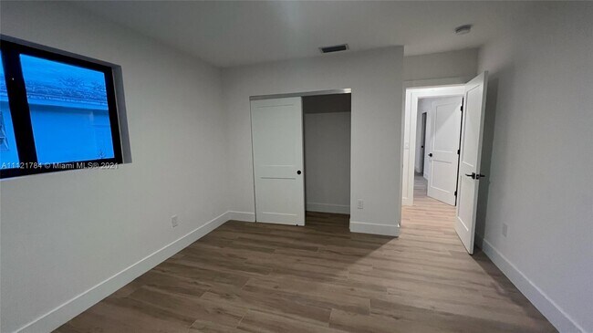 Building Photo - 1460 Campamento Ave