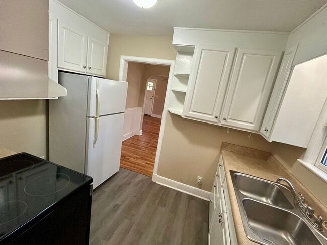 Building Photo - Cottage Vibes!