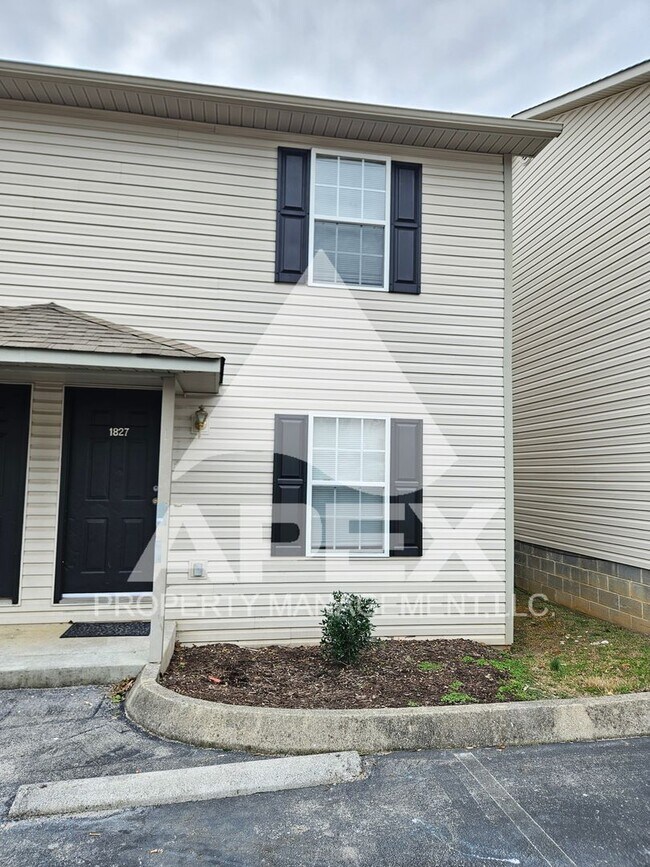 Building Photo - MOVE-IN SPECIAL,NO RENT TIL JUNE 1ST! - Nice 2 Bd | 1.5 Ba Townhouse in West Knox Condo Community!