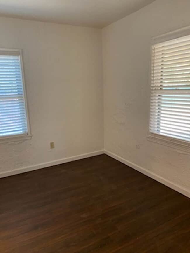 Building Photo - Adorable 2 Bedrooms and 1 bathroom home with large backyard
