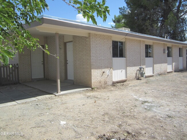 Building Photo - 305 Corvena Way