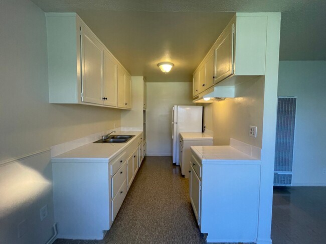 Building Photo - 1302 E Kingsley Ave
