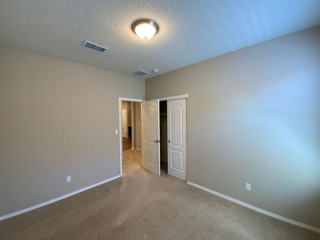 Building Photo - 3 Bedroom Single Story Home in Loma Colora...
