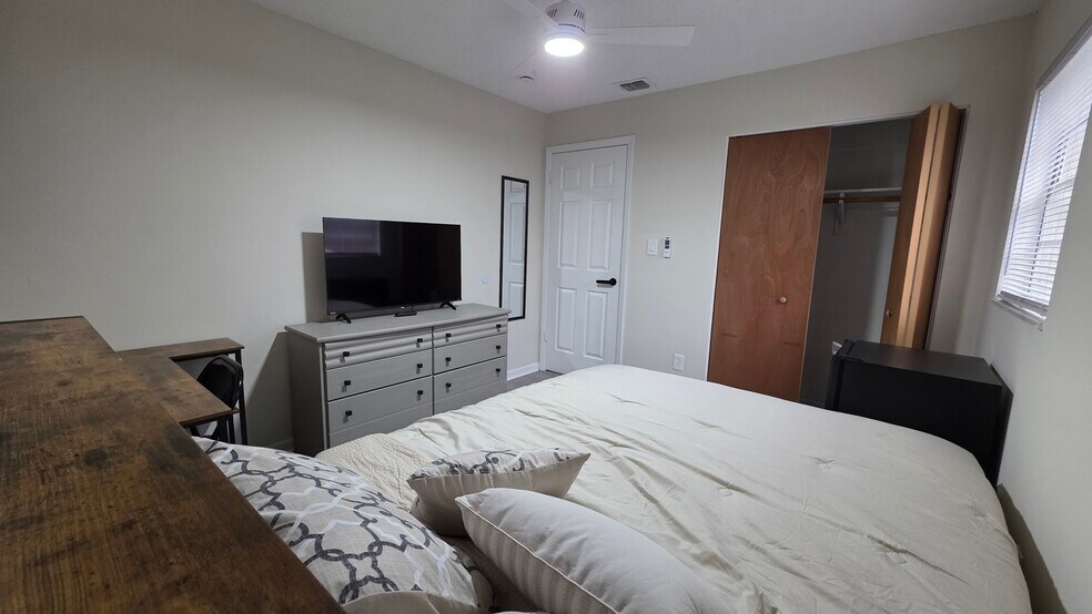 Building Photo - 1343 Poppy Ave