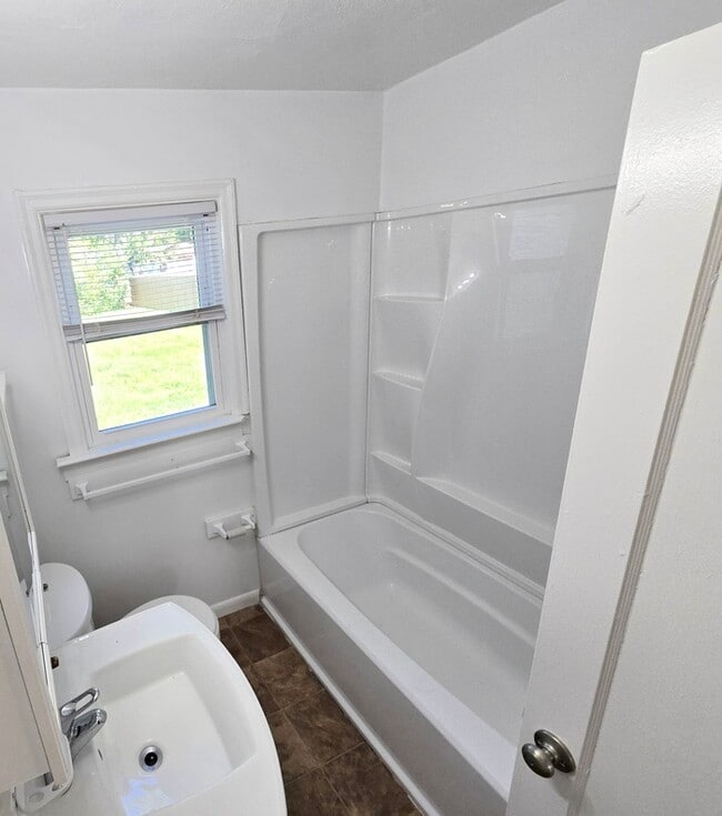 Building Photo - CHARMING 2 BEDROOM SINGLE FAMILY