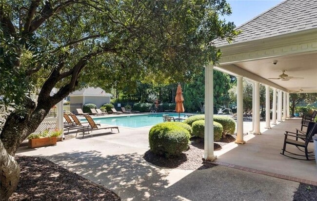 Building Photo - 304 Bridle Path
