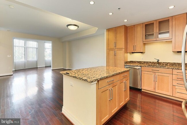 Building Photo - 8220 Crestwood Heights Dr