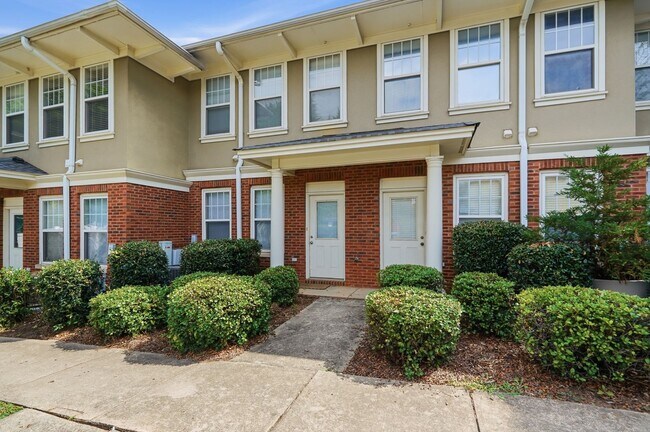 Building Photo - Uptown Charlotte Townhome with Dual Primary Suites