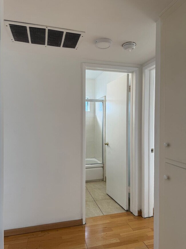 Building Photo - North Hollywood, 2br -2ba HOME