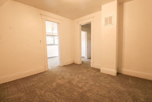 Building Photo - 5 Bedroom, 2 bath home!