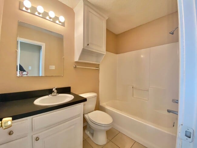 Building Photo - 3 bed 1.5 bath now available.