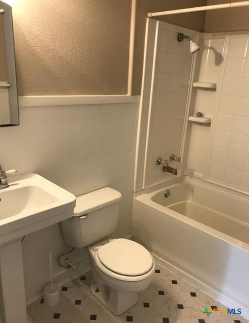 Building Photo - 305 E Sabine St