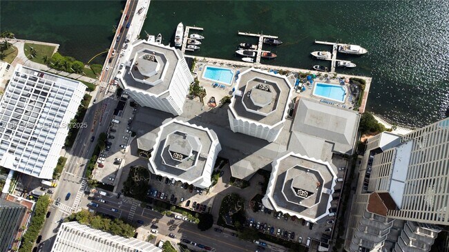 Building Photo - 999 Brickell Bay Dr