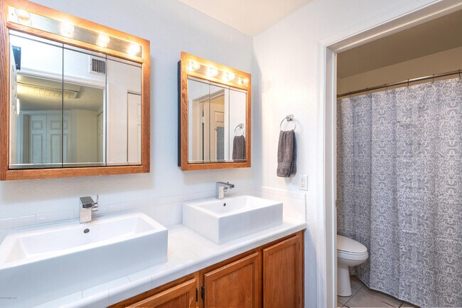 Building Photo - 6655 N Canyon Crest Dr