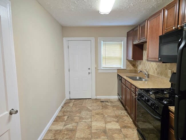 Building Photo - 583 Colonial Cir SE