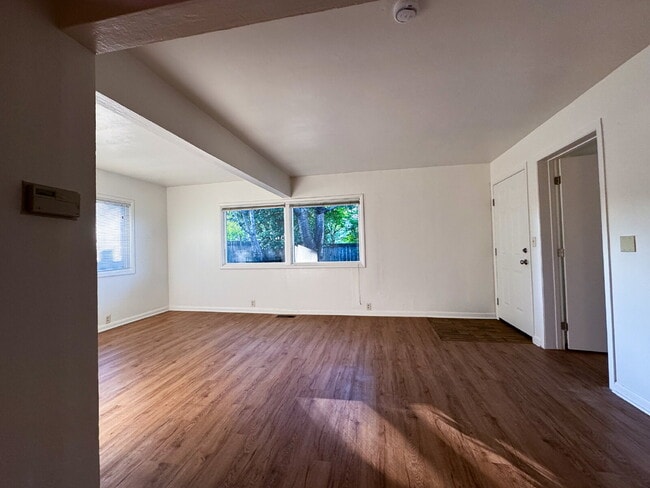 Building Photo - Freshly Updated 4-Bed Retreat Centrally Lo...