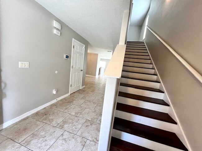 Building Photo - OVIEDO/UCF RENTAL! Wonderful 3 bd 2.5 bath corner unit townhome! 1 CAR ATTACHED GARAGE!NO CARPET!...