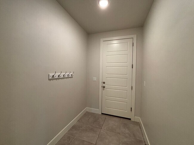 Building Photo - SPACIOUS SINGLE LEVEL HOME IN WASHINGTON FIELDS FOR RENT!