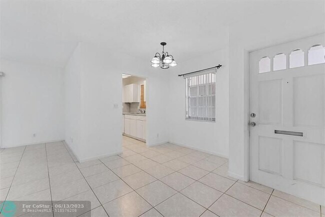 Building Photo - 9089 Thunderbird Dr