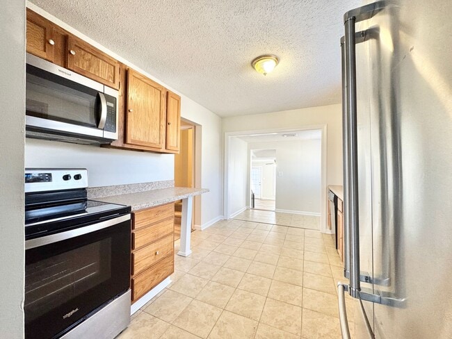 Building Photo - Spacious 4 Bedroom Located in Garden Homes