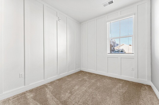 Building Photo - No Stairs! Main Level 2 Bed 2 Bath Condo n...