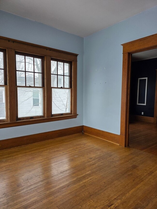 Building Photo - Large Home in Bowling Green