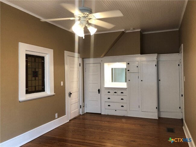 Building Photo - 414 W San Antonio St