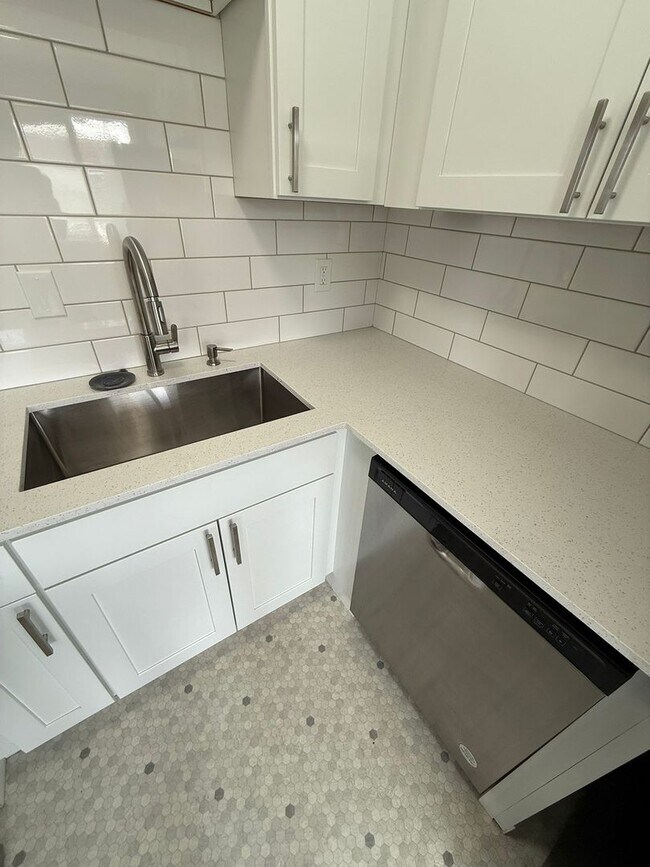 Building Photo - 3-Bedroom North Green Lake Townhouse-Style...
