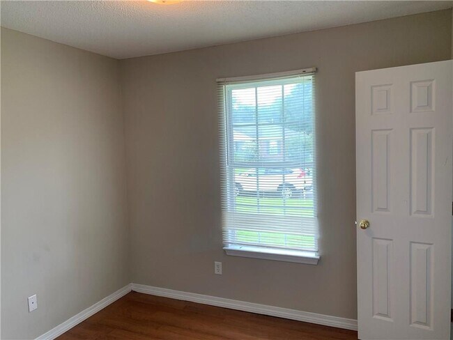 Building Photo - SOUGHT AFTER WEST MOBILE!