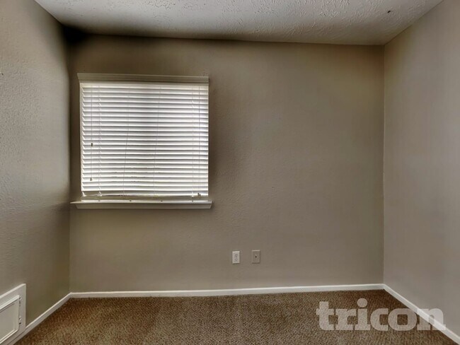 Building Photo - 4601 Greenwood Dr