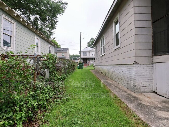 Building Photo - 3225 Detroit Ave