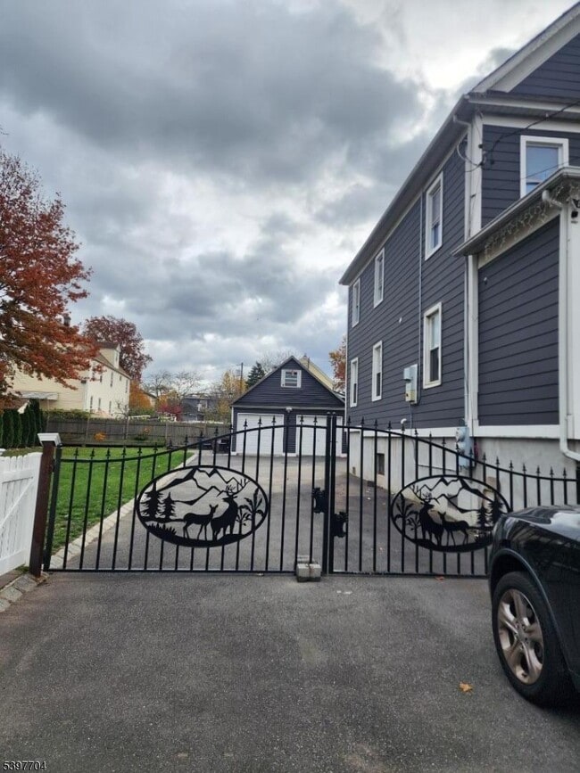 Building Photo - 30 E 15th St