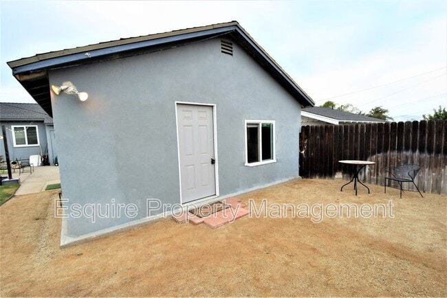 Primary Photo - 138 Oak St
