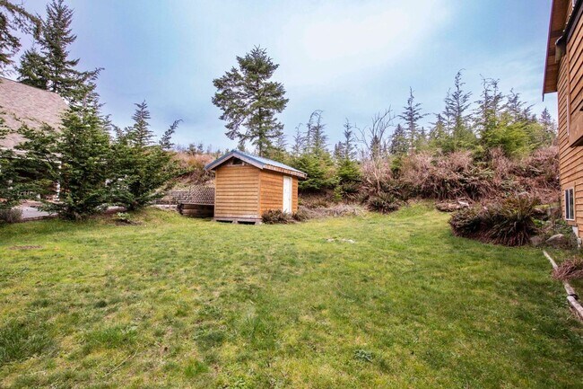 Building Photo - Lovely Home and Property Located on Honeym...