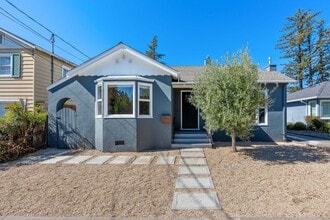 Building Photo - Charming Updated 2 bed, 2 bath Home near D...