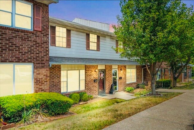 Building Photo - 3500 Warwick Dr