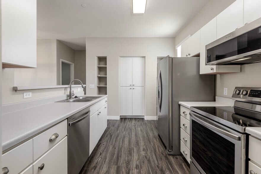 Building Photo - 9550 E Thunderbird Rd