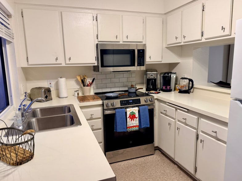 Complete Kitchen - 48724 Desert Flower Dr