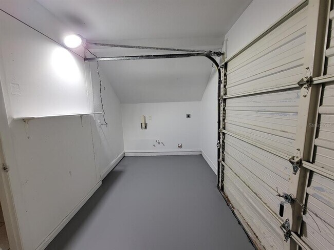 Building Photo - 2466 Lakeshore Cir