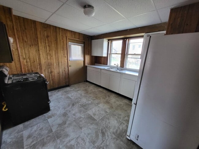 Building Photo - 825 S Seneca Ave