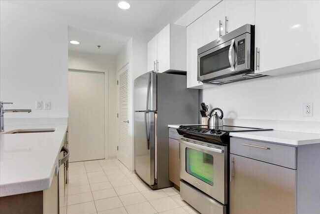 Building Photo - 300 Kendall St