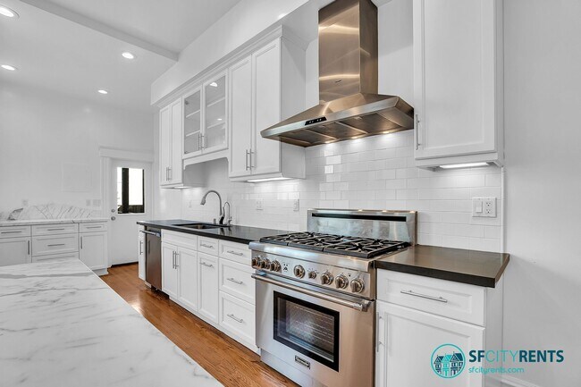 Building Photo - Presidio Heights: Remodeled Flat w/ Privat...