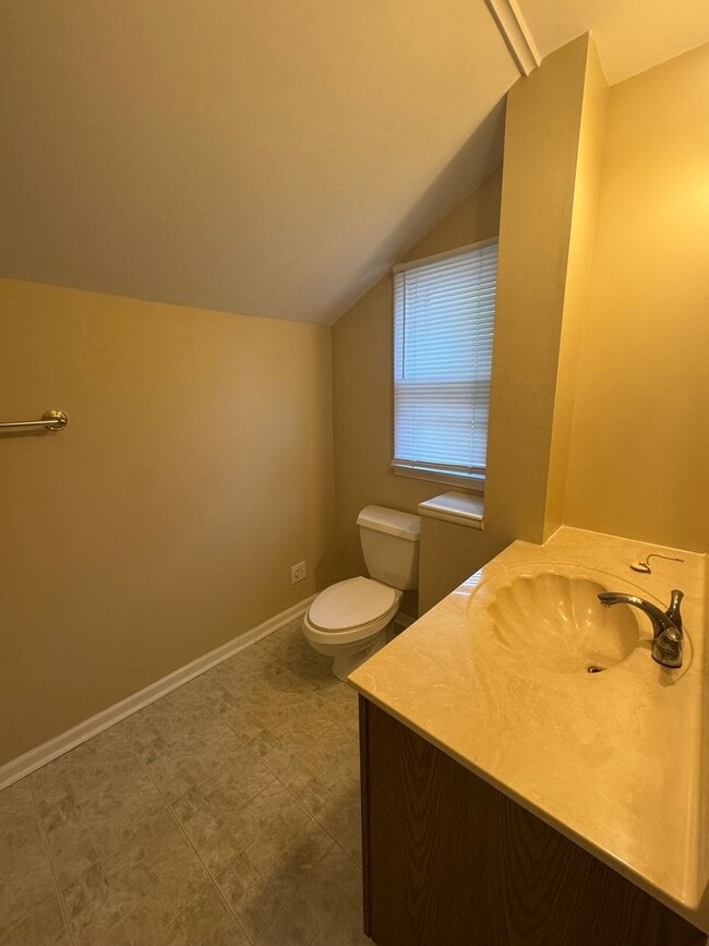 Building Photo - 4 Bedroom Right on Purdue Campus - AVAILAB...