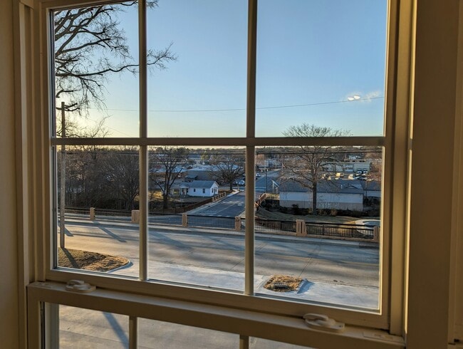 Building Photo - 137 S Bluff Ave