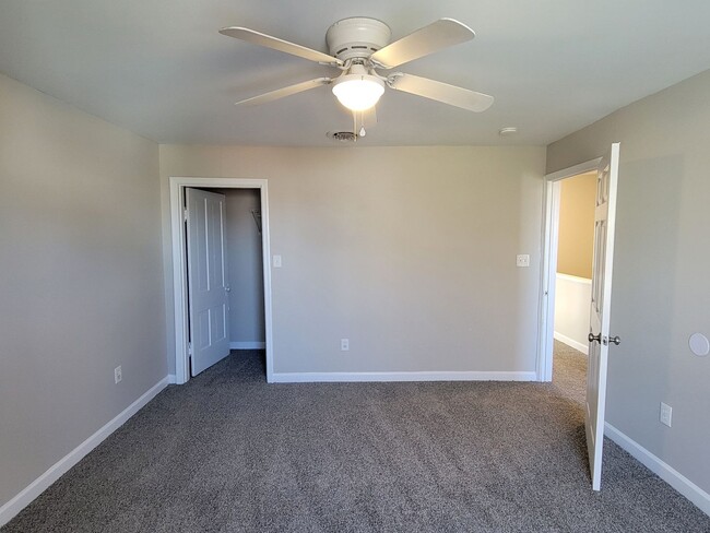 Building Photo - Remodeled rowhouse in Manchester