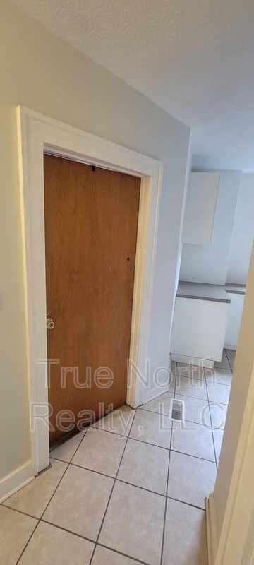 Building Photo - 1683 1/2 Oak Street