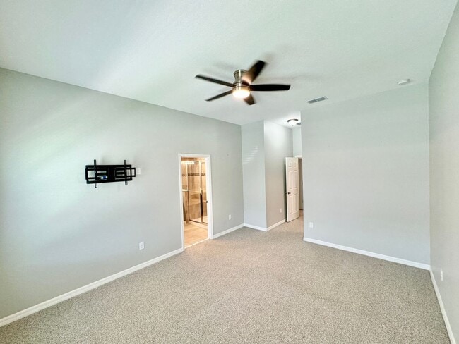 Building Photo - FOR RENT - Fantastic end unit townhouse in...