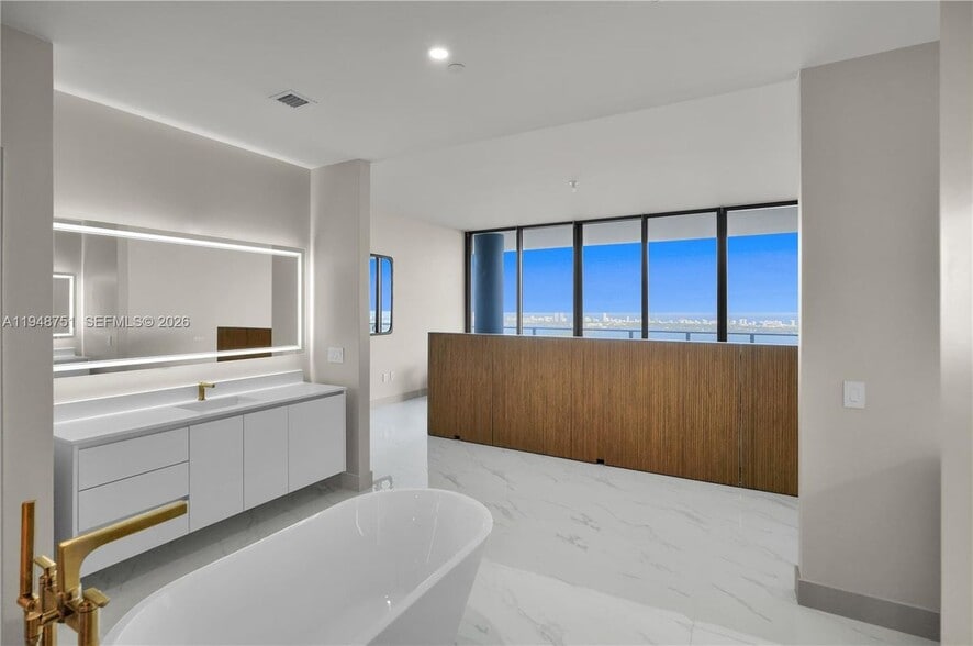 Building Photo - 700 NE 24th St