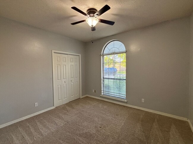 Building Photo - SPACIOUS HOME WITH FLEX ROOM